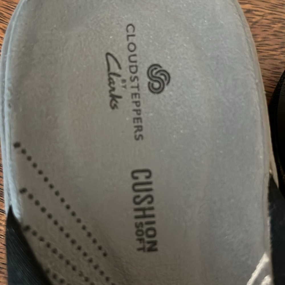 Clarks cloud steppers Size 7 in Black. New without box or tags. - Picture 2 of 4